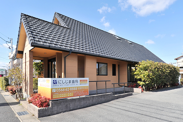駅からは徒歩10分ほど。大通りに面した歯科医院 Cs1
