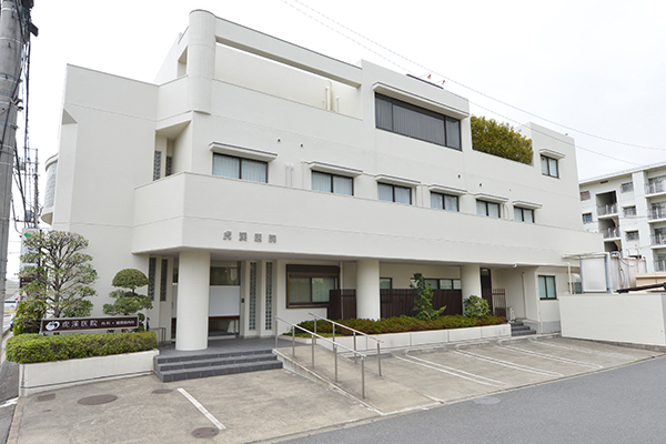 獨協大学駅から車で10分。駐車場も完備。 1