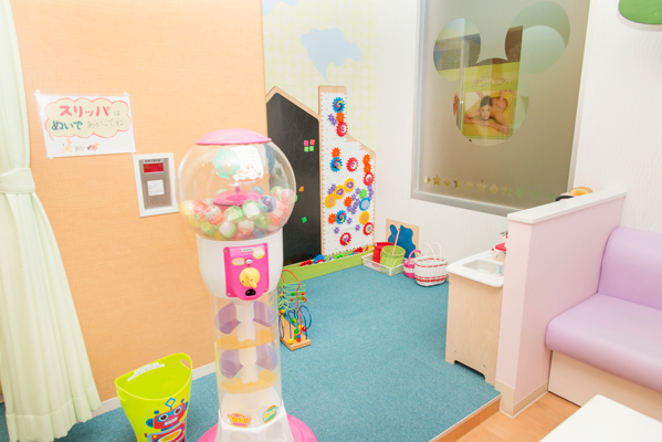 かわいらしいキッズスペース。診療終わりにはカプセルトイも 1