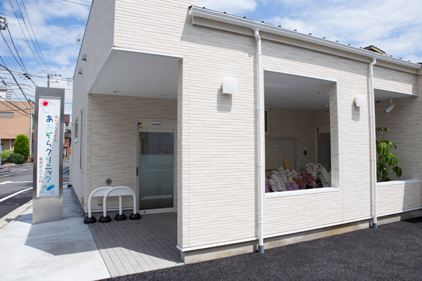 亀有駅から徒歩8分。ポップな看板が目印 1