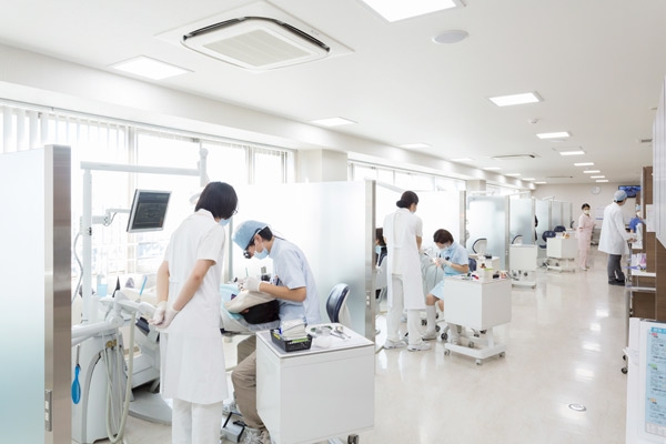 奇麗な診療室。歯科医師の数の多さを生かし、待ち時間軽減に尽力 1