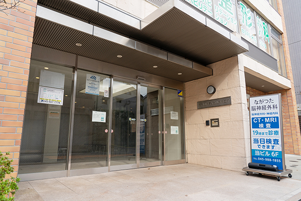 駅前のクリニックビルに入っており、通勤通学途中にも通いやすい 20181119 1