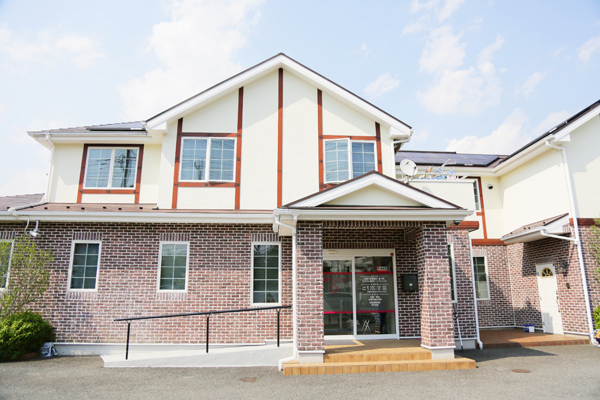 大きな一戸建ての「松田クリニック」。大型駐車場を完備 1