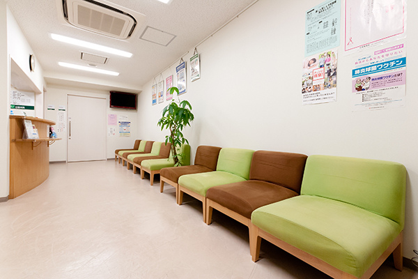 グリーンを基調とした落ち着いた雰囲気の院内 20181120 1