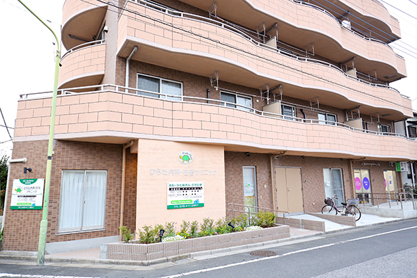 ベージュの建物が目印。地域に根差した診療をめざすクリニック 1