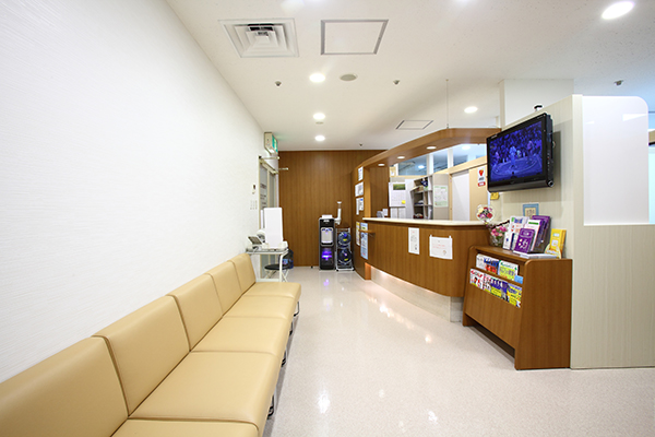 落ち着いた雰囲気の待合室。大きなテレビモニターや読み物も用意 1