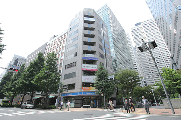 新宿駅西口から徒歩4分。ビル5階 1