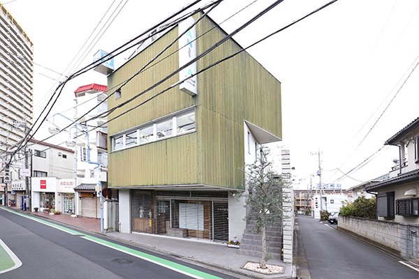 木の質感を感じる建物が目印。20年以上地域を見守ってきた歯科 1