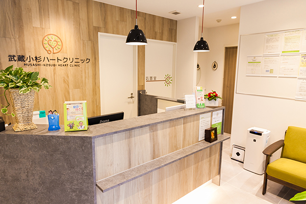 受付では、スタッフが笑顔で迎えてくれる 1