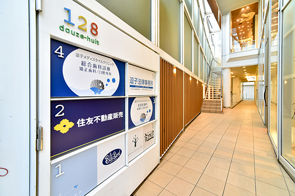 逗子駅からすぐの好立地。3階と4階で2フロアに分かれている 1