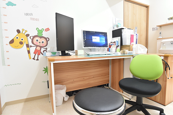 かわいらしい絵や明るい配色を意識した診察室 1