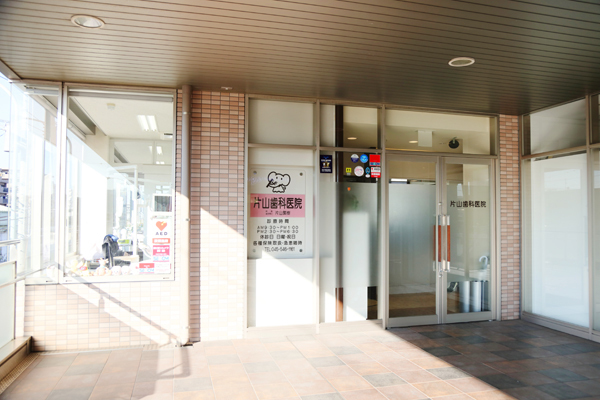 北新横浜駅すぐの立地。大通り沿いで車でのアクセスも便利 1