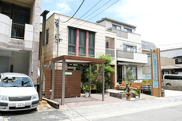 名鉄堀田駅より徒歩5分ほど。地域に溶け込んだクリニック Cs1