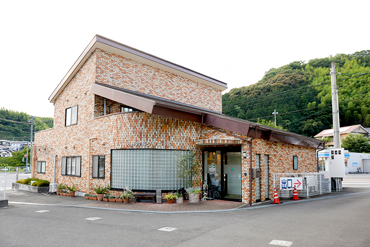 矢野内科クリニック 松山市 かわいらしい外観。伊予鉄バスの「末」停留所すぐ