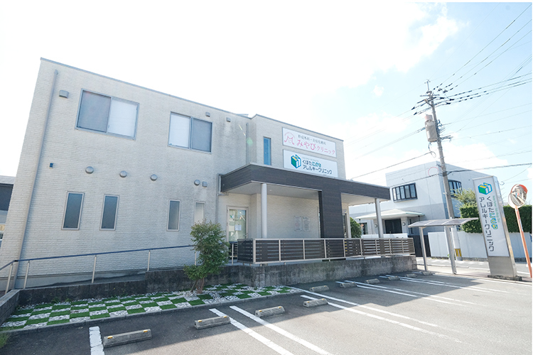 くぼたこどもアレルギークリニック 春日市 ゆとりのある駐車場、スロープ、発熱患者用の入り口を完備