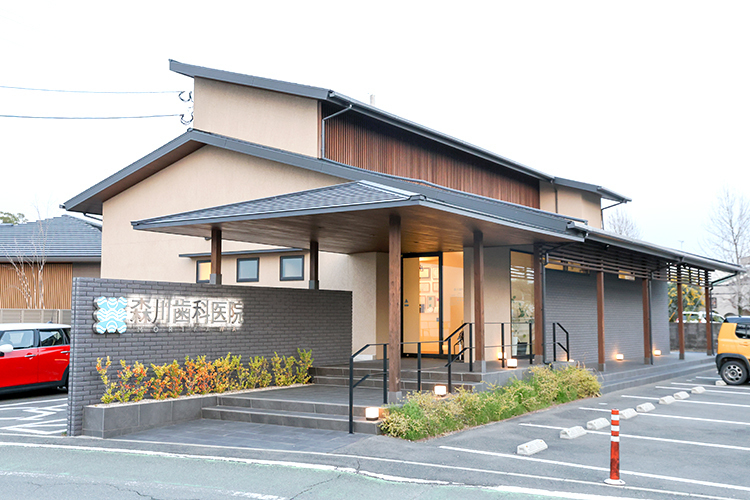 森川歯科医院 久留米市 西鉄バス「二軒茶屋」バス停から徒歩1分の場所に位置