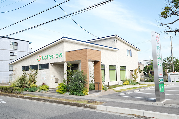 むこきたクリニック 伊丹市 駐車場は広々としており、車での通院もしやすい