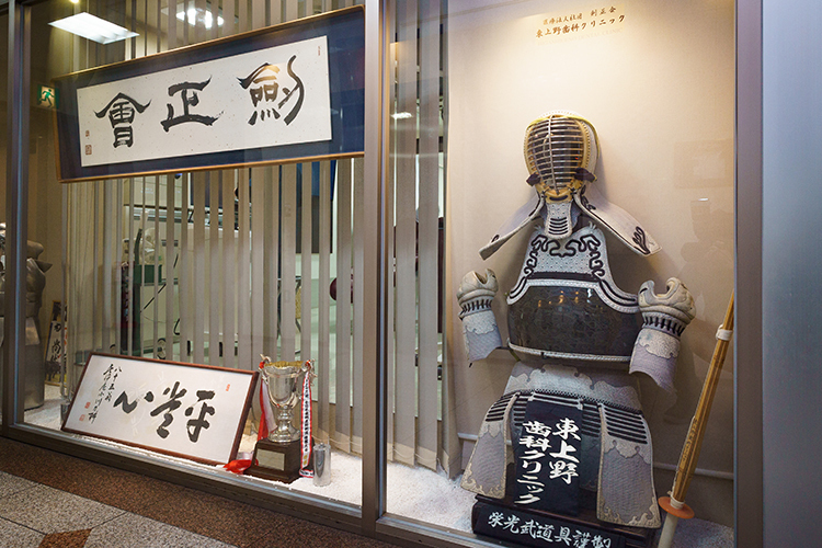 医療法人社団剣正会 東上野歯科クリニック 台東区 上野駅前ビル3階。入り口のディスプレイが目を引く