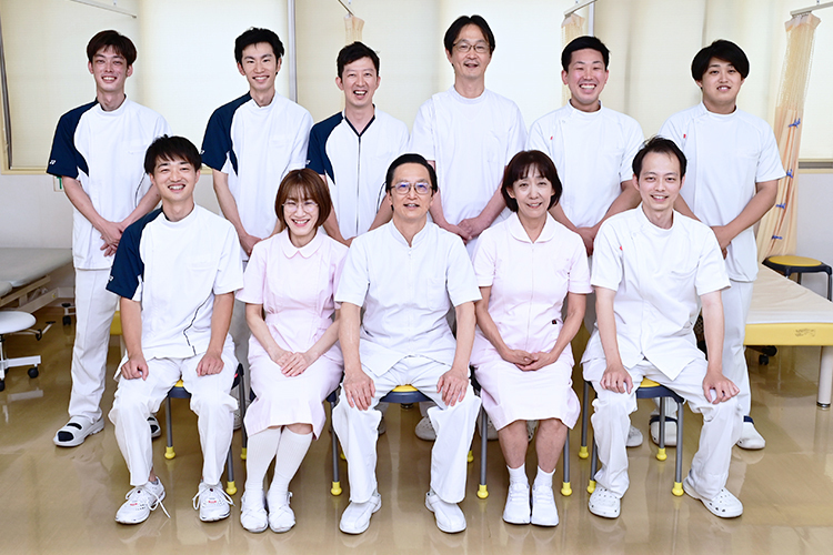 いさか整形外科 吹田市 スタッフ一同、明るく元気に寄り添い患者の健康をサポートする