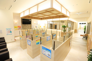 さくら医院 名古屋市緑区 感染症対策のため仕切りを備えた待合