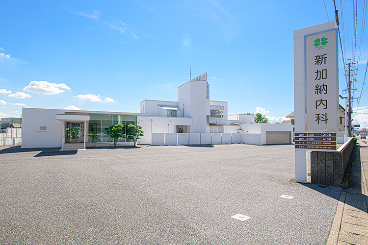 新加納内科 各務原市 白を基調とした建物で広々とした駐車場を完備