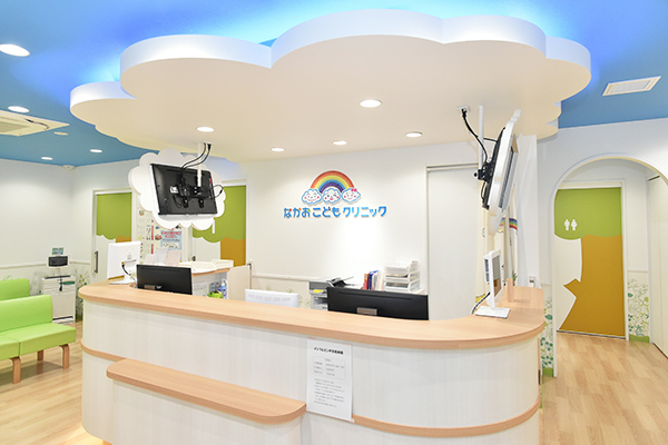 なかおこどもクリニック 茨木市 医院のロゴマークにもなっている雲がモチーフのかわいらしい受付