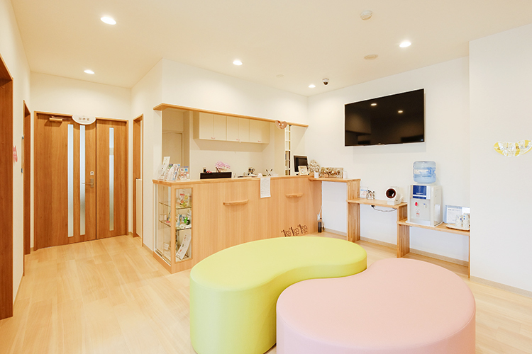 坂井歯科医院 名古屋市昭和区 清潔感と木々の温かみがあふれる。個室の待合室も用意がある