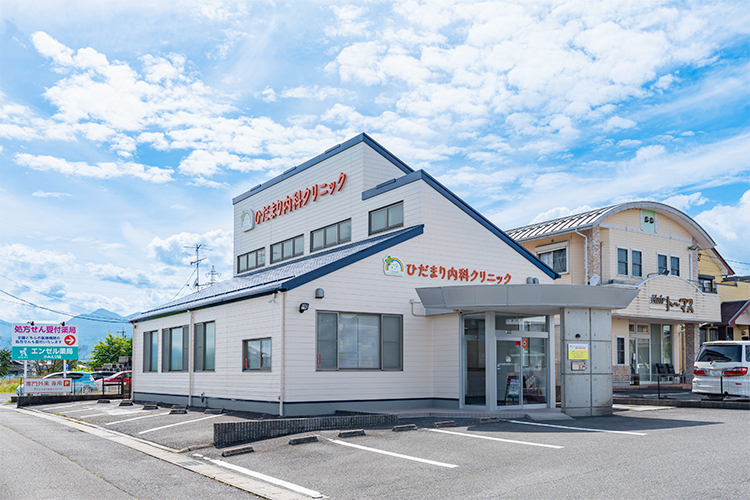 ひだまり内科クリニック 四日市市 2024年4月開院。駐車場も複数あり通いやすい