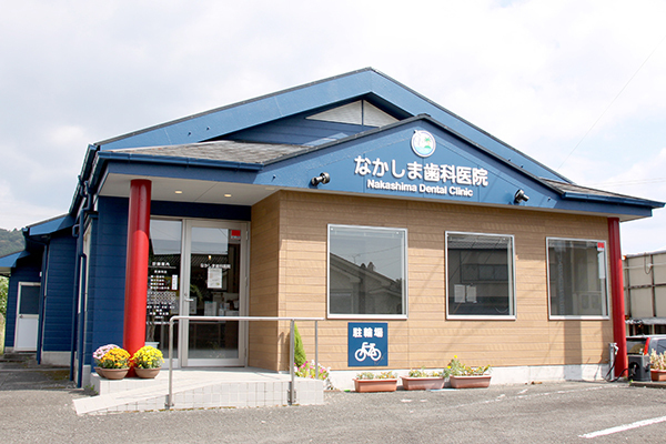 なかしま歯科医院 いちき串木野市 国道沿いで目を引くブルーの建物