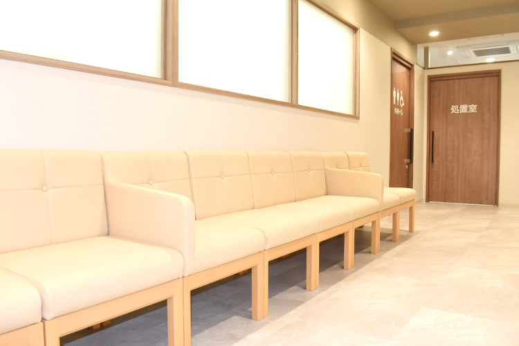 とうぎ内科・循環器内科クリニック 奈良市 採光抜群の明るい待合