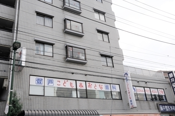 登戸こども＆おとな歯科 川崎市多摩区 登戸駅から徒歩1分。窓に描かれたかわいらしい文字が印象的