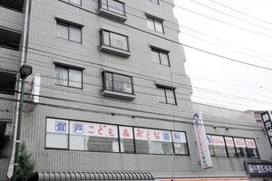 登戸こども&おとな歯科 川崎市多摩区 登戸駅から徒歩1分。窓に描かれたかわいらしい文字が印象的