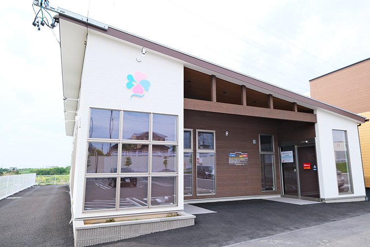 あざぶの丘クリニック みよし市 豊田市・みよし市どちらからも来院しやすく、駐車場完備である