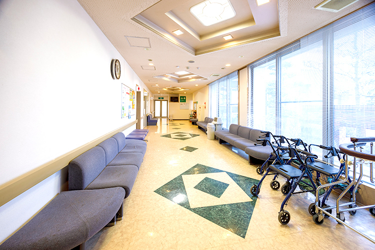 小林整形外科医院 観音寺市 中待合。患者さんの移動用に押しぐるまや車いすなども準備