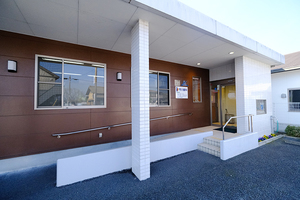 市川歯科 四日市市 広くきれいな市川歯科。山城駅から徒歩5分。駐車場も完備