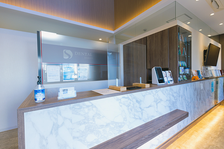 デンタルオフィス鷺沼 川崎市宮前区 吹き抜け窓からやわらかな光が降り注ぐ受付