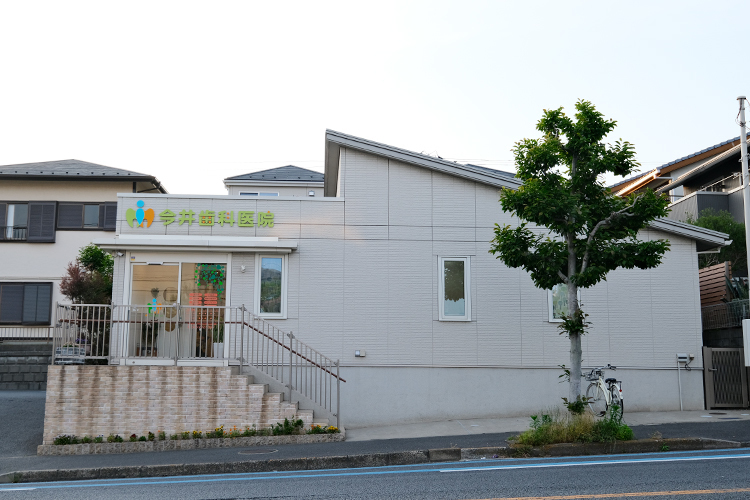 今井歯科医院 千葉市花見川区 駐車場完備。クリニック前の花壇は院長自ら手入れをしている
