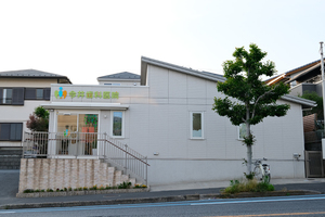 今井歯科医院 千葉市花見川区 駐車場完備。クリニック前の花壇は院長自ら手入れをしている