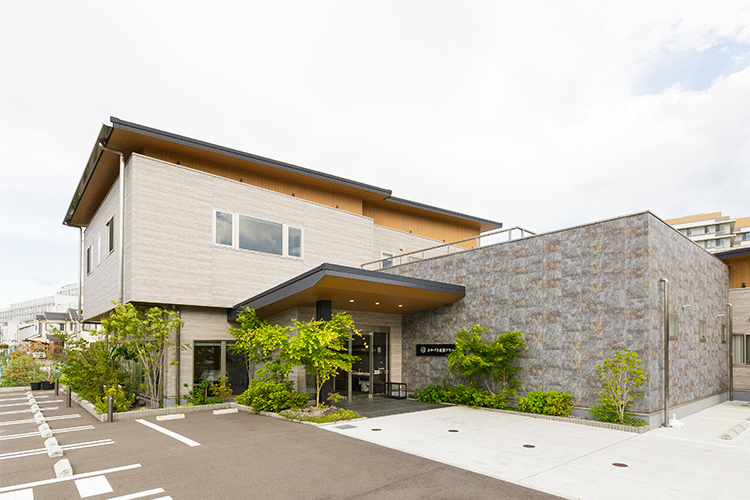 みかづき透析クリニック 吹田市 岸辺駅から徒歩5分、自宅と医院の無料送迎サービスもある