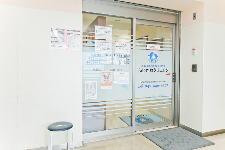 ふじかわクリニック 調布市 メディカルモールの2階。エレベーターもあるため通いやすい