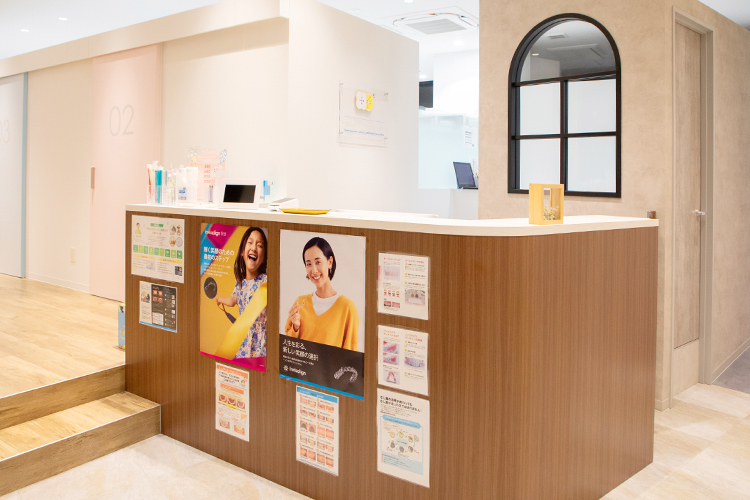 柏の葉かみやま歯科・矯正歯科 柏市 光の差し込む、パステルカラーと木が調和した開放感のある院内