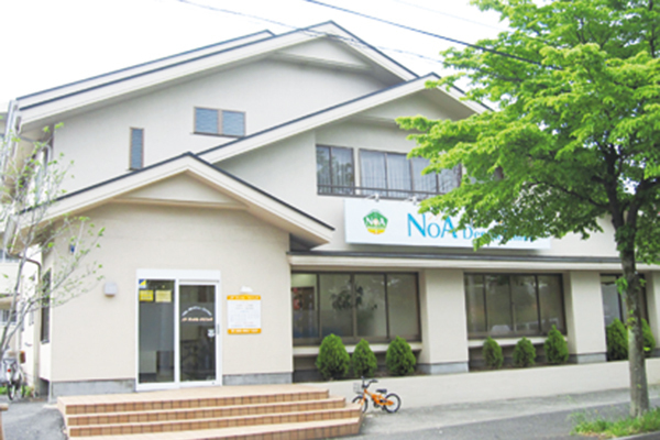 ノアデンタルクリニック 横浜市青葉区 荏子田二丁目バス停留所からすぐ、駐車場も用意