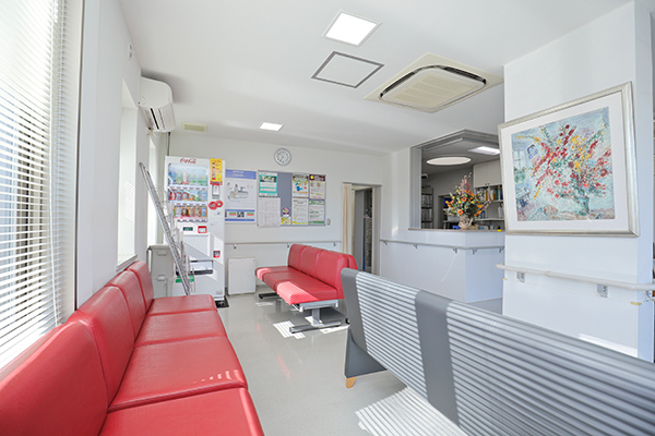 伊利医院 坂戸市 広々とした待合室では清潔感があり快適に過ごせる