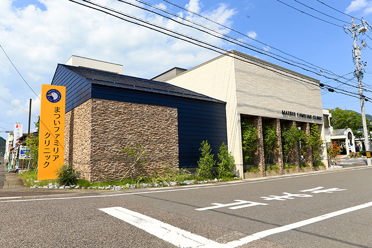 まついファミリアクリニック 岐阜市 黄色い看板とアヒルのロゴマークが目印