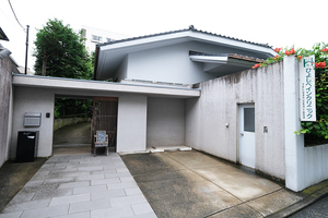 ひよしペインクリニック 横浜市港北区 日吉駅から徒歩5分。商店街を一歩入った静かな住宅街にある