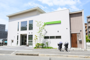 イノウエ矯正&歯科 箕面市 石橋阪大前駅から徒歩3分でアクセス良好。駐車場も完備している
