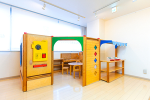 なおやこどもクリニック 江東区 子どもたちが楽しく遊べるように工夫されたプレイスペース