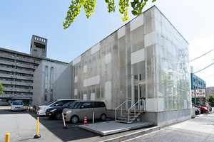 助光デンタルクリニック 名古屋市中川区 サロンのようなスタイリッシュな外観。駐車場完備