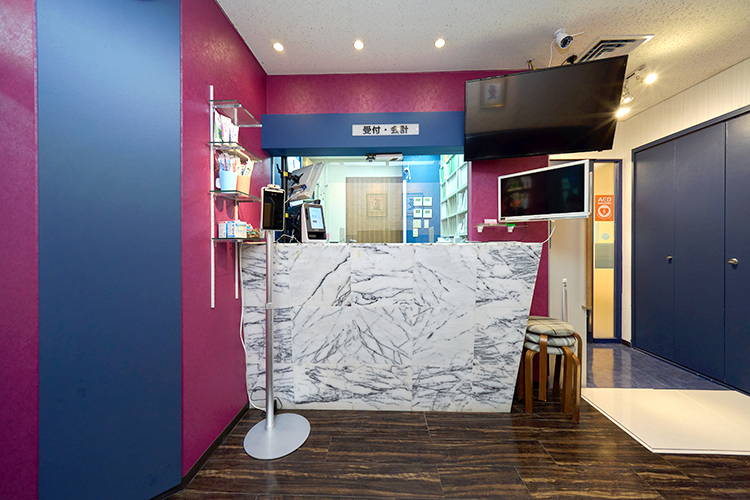 野城歯科西池袋クリニック 豊島区 受付。スタッフが患者に寄り添って対応する