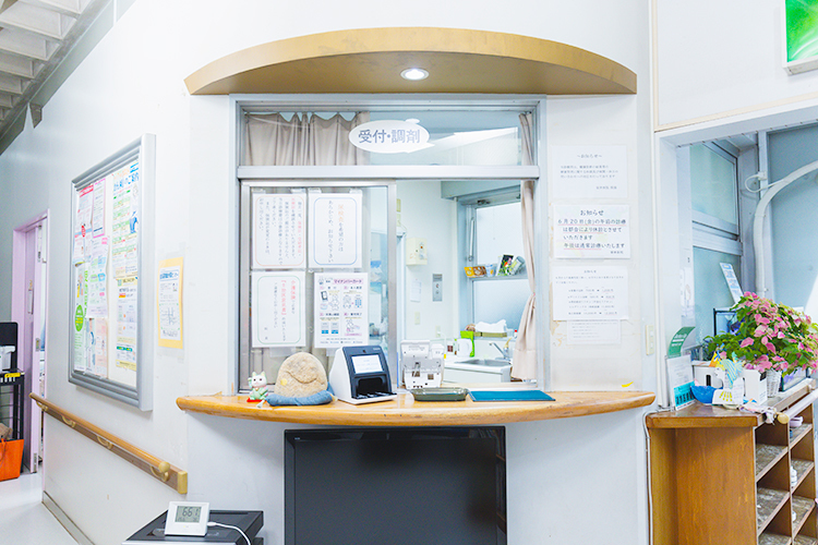 安井医院 豊島区 スタッフが明るい笑顔で患者を迎える受付